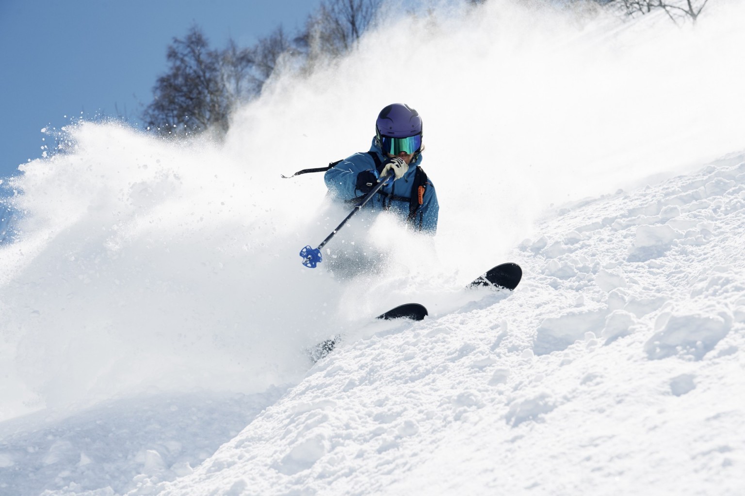 male-skier-swerve-skiing-down-mountain-alpe-d-hue-2022-03-07-23-57-42-utc.jpeg